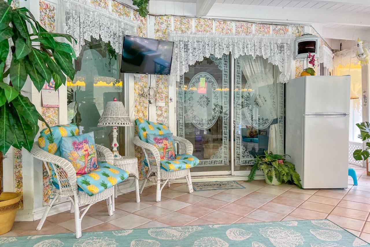 Pams Mermaid House With Riverfront Yard And Lanai! Apartment Weeki Wachee Exterior photo
